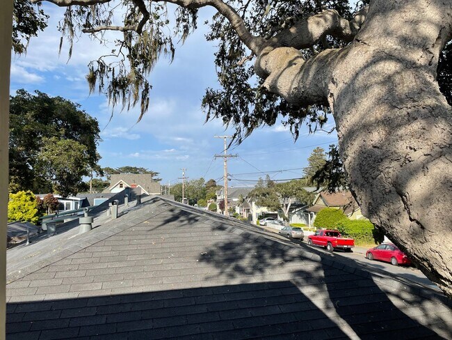 Foto del edificio - Available Soon! Two Bedroom with Bonus Room in Pacific Grove!