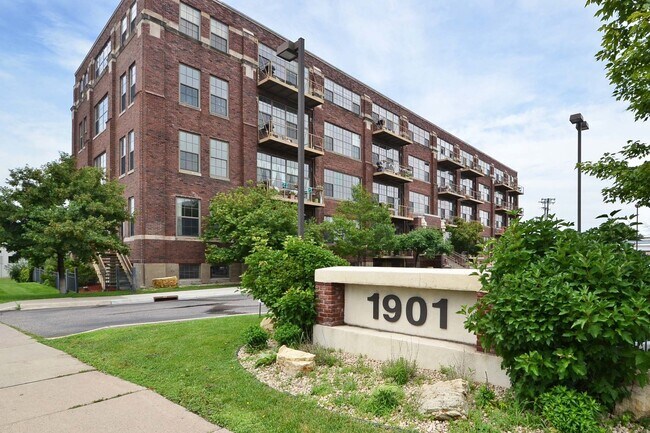 Building Photo - Amazing 2-Bedroom 2-Bathroom Condo with vi...