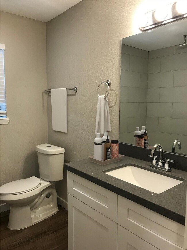 Foto del edificio - 1820 Pine Village Dr
