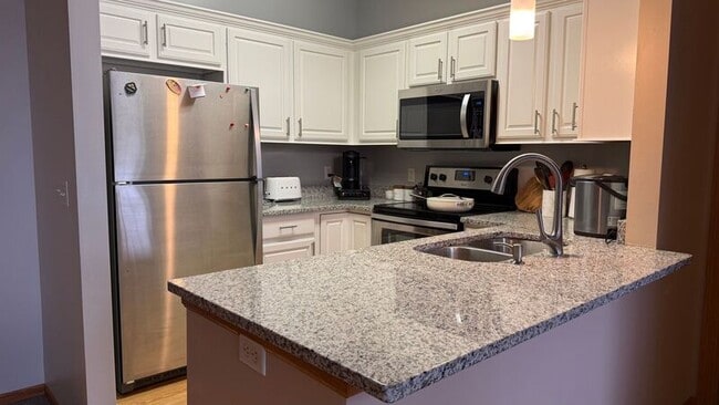 Foto del edificio - 6612 Olive Ln N