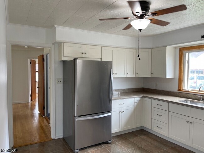 Building Photo - 54 Forest St