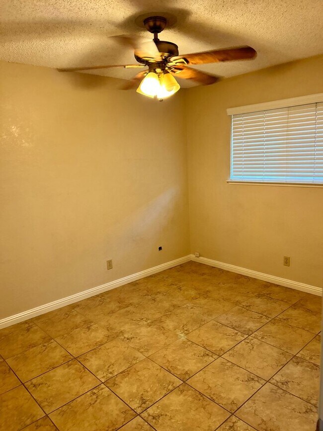 Building Photo - Single Family Home