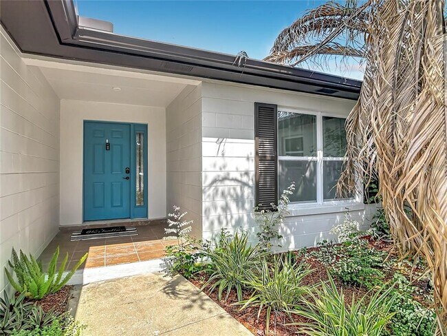 Building Photo - 8676 Hillside Dr