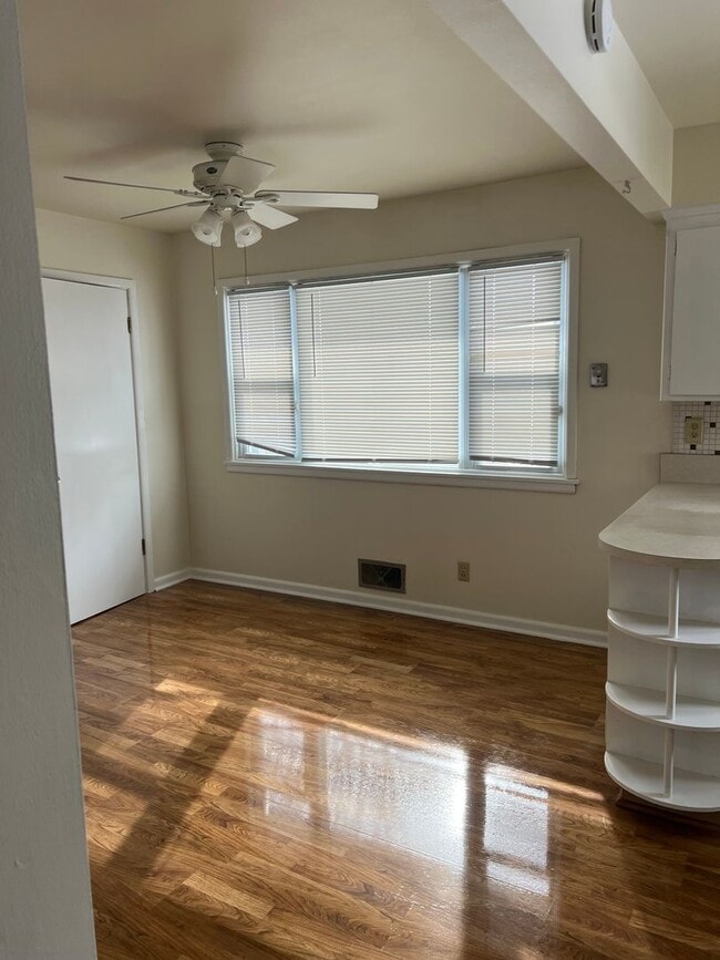 Building Photo - Amazing 3 Bedrooms with Rec Room Single Family in an Excellent Neighborhood!