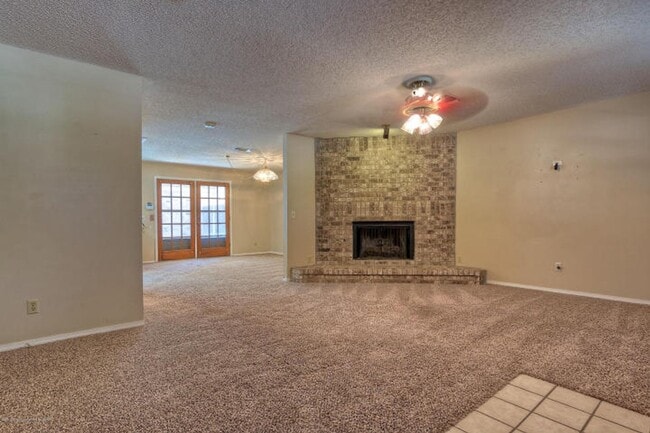 Building Photo - 2 bed, 2.5 bath townhome