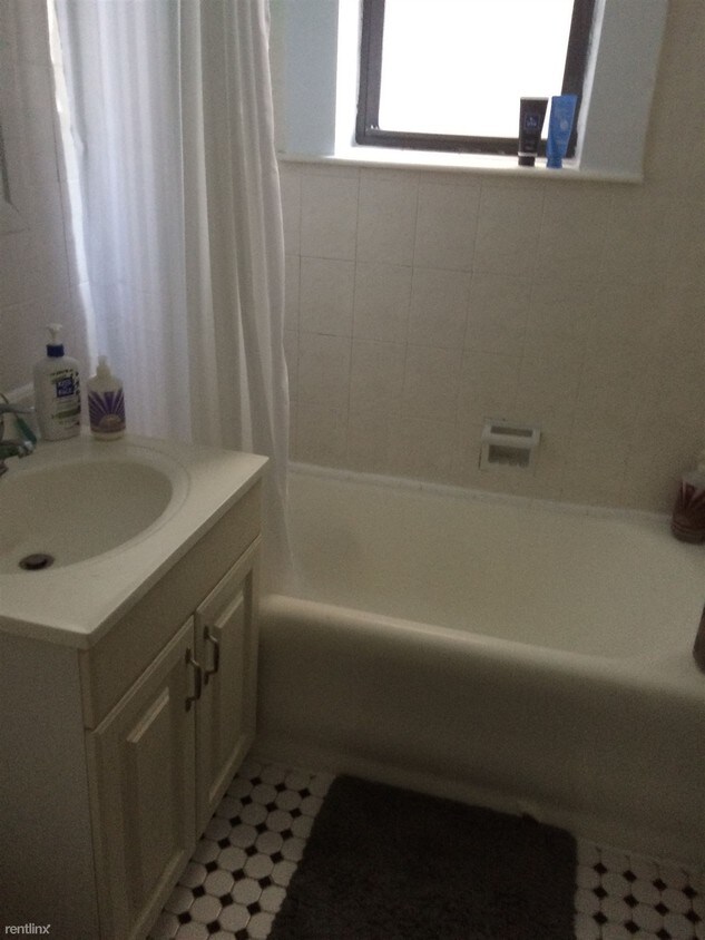 Building Photo - 2162 Crescent St