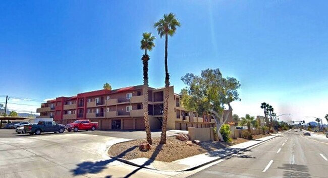 Foto del edificio - PENDING APP! Unfurnished Long Term Condo! Xanadu Condos!