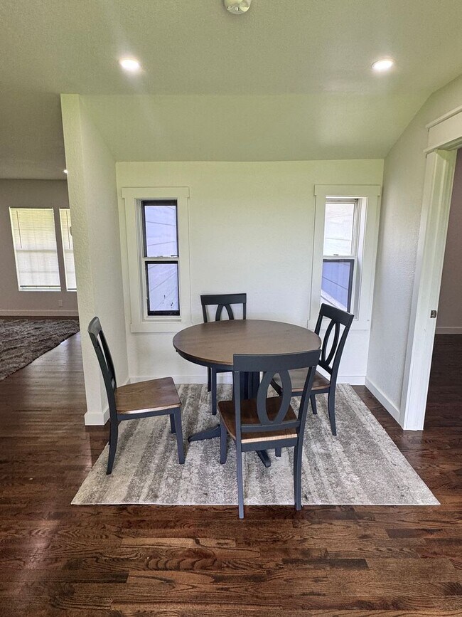 Building Photo - Beautiful 3 bed, 2 bath home with open lay...