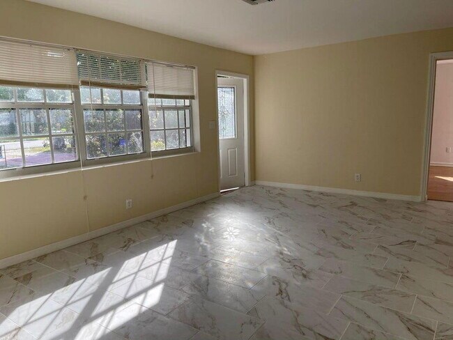 Photo - 249 NW 4th Diagonal House