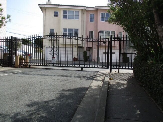 Building Photo - 18 Dorado Ter