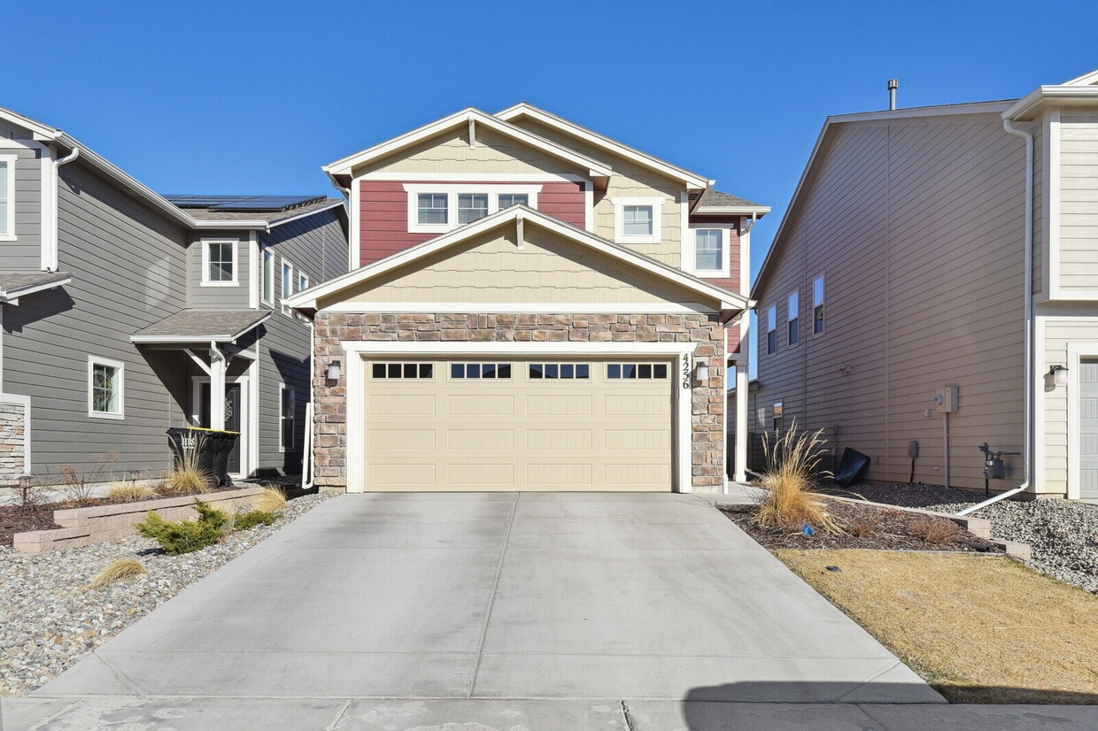 Foto principal - Modern 3-Bedroom Home for Rent in Chapel H...