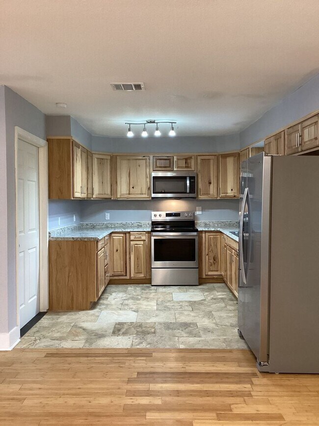 Foto del edificio - NEW IN MANAGEMENT - AVAILABLE NOW!