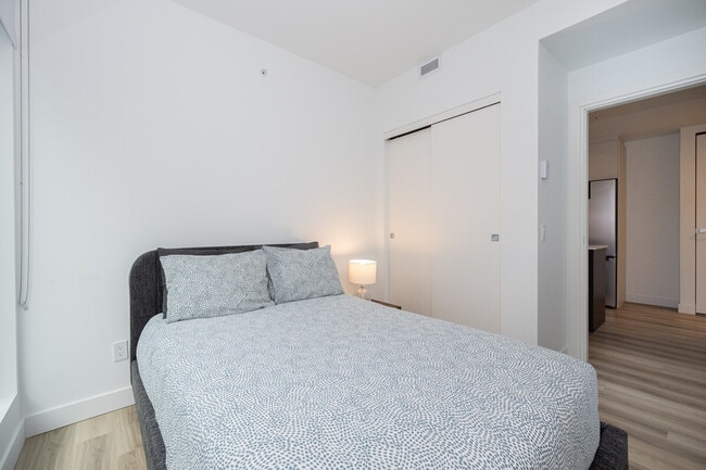 Building Photo - 4171 Rue de la Montagne