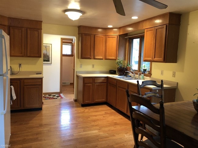 Building Photo - 1 br, 1 bath  - 24 Oak St