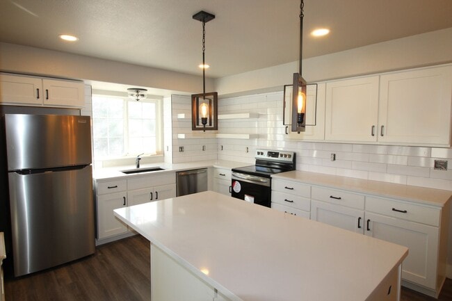 Foto del edificio - Incredible condo with 2 car garage