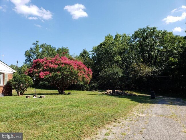 Foto del edificio - 7300 Temple Hill Rd
