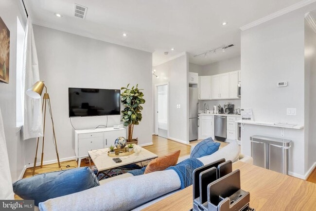 Building Photo - Sunny 1 bedroom/1 bath in Adams Morgan!