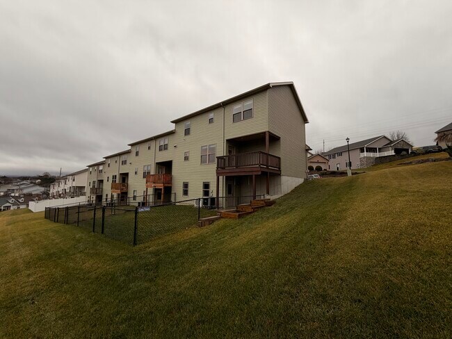 Foto del edificio - 746 Golden Spring Dr