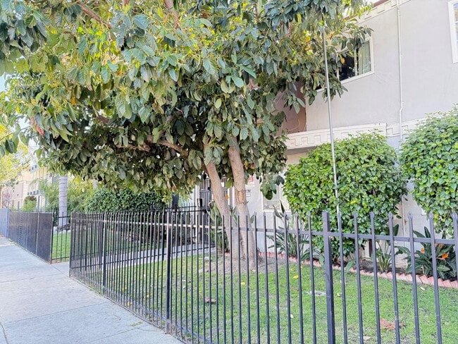 Foto del edificio - 6633 Woodley Ave