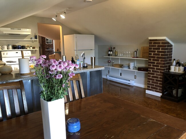 Eat-In Kitchen - 1205 Chamberlain Ave