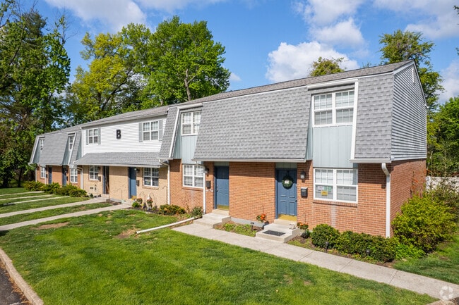Building Photo - Pine Grove Townhomes
