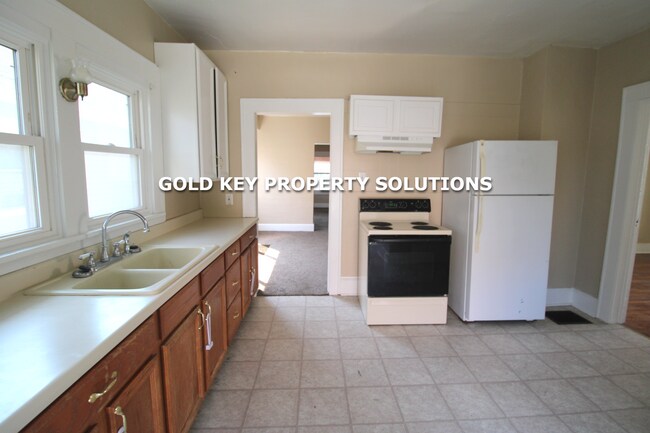 Foto del edificio - Large 2 bed, 1 bath w/ fenced yard & wood ...