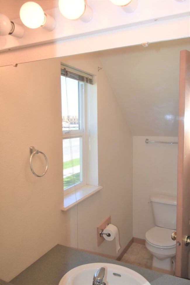 Foto del edificio - 3Bed 1.5Ba Townhouse with GARAGE! Great Location!