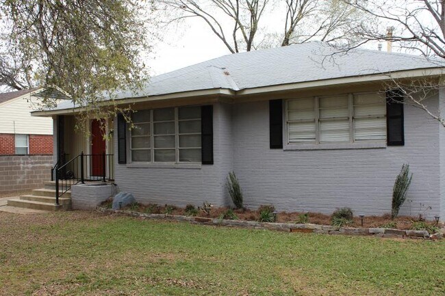 Building Photo - 240 Roma Drive