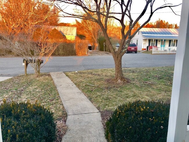 Foto del edificio - 210 Alum Springs Rd