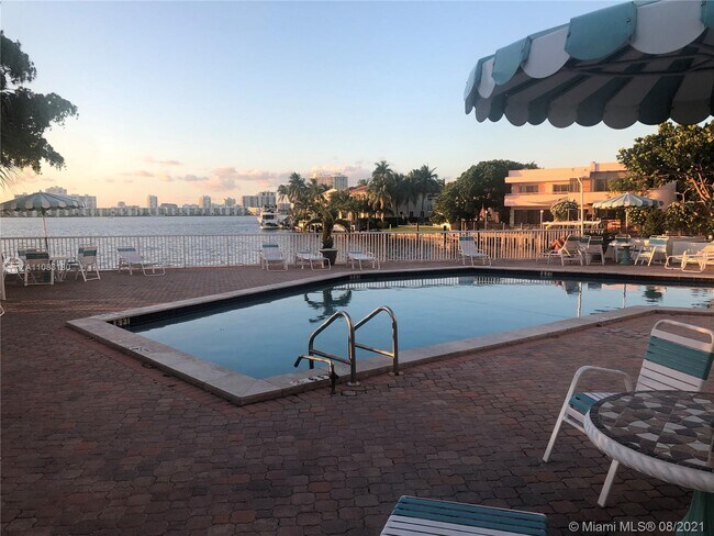 Foto del edificio - 2841 NE 163rd St