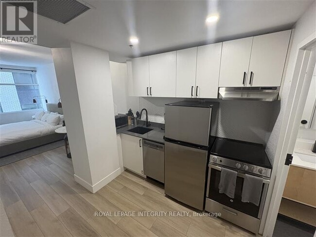 Building Photo - 161 Laurier Ave W