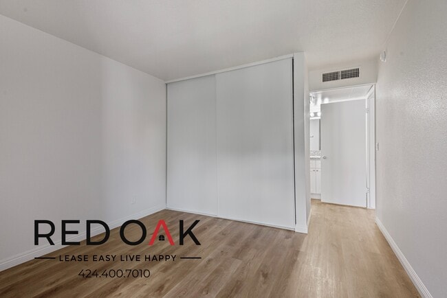 Foto del edificio - 17830 Sherman Way