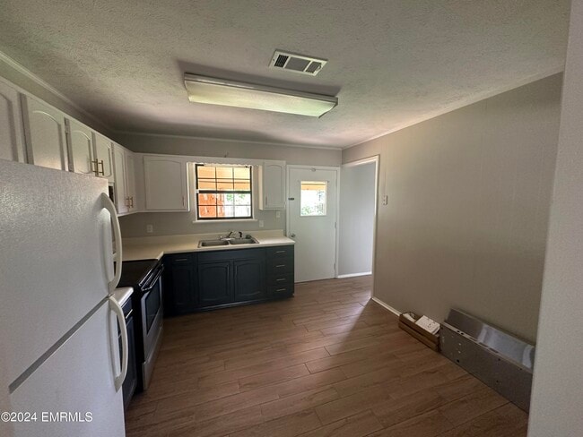 Building Photo - 120 Skyland Dr