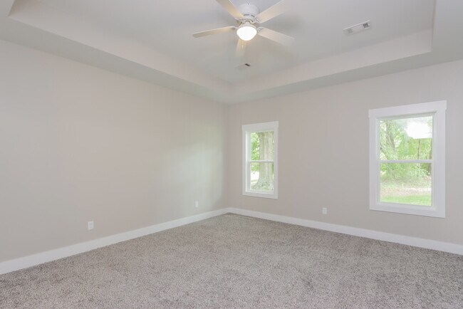 Building Photo - Gorgeous 3 Bedroom