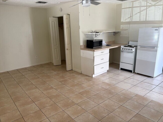 Foto del edificio - 2037 Linden Rd