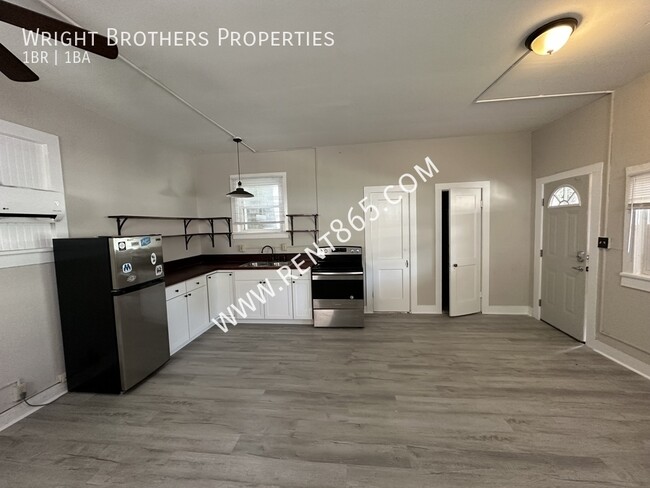 Building Photo - One Bedroom Fort Sanders Apartment right o...