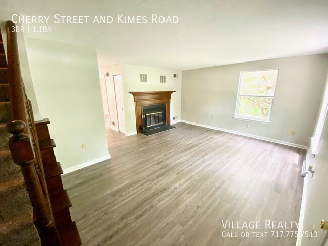 Building Photo - Available late-December! 3-bed Duplex in D...