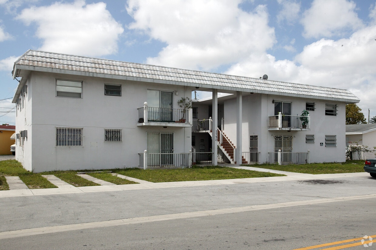 Foto principal - 1750 Bright Dr