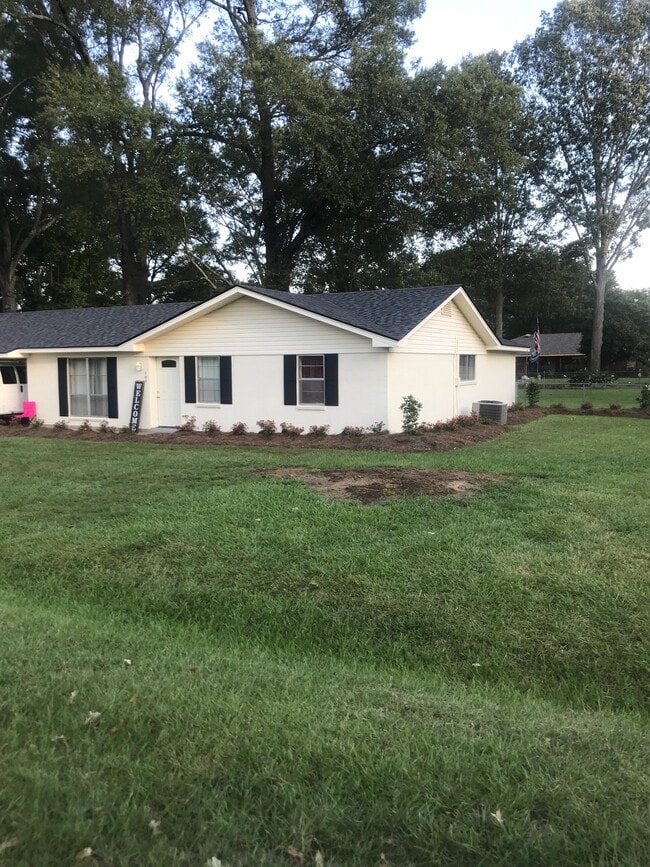 Front and side - 100 Warwick Dr