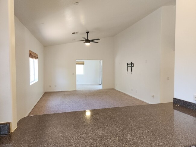 Building Photo - Amazing 2 bed + den / 2 baths in Stone Creek