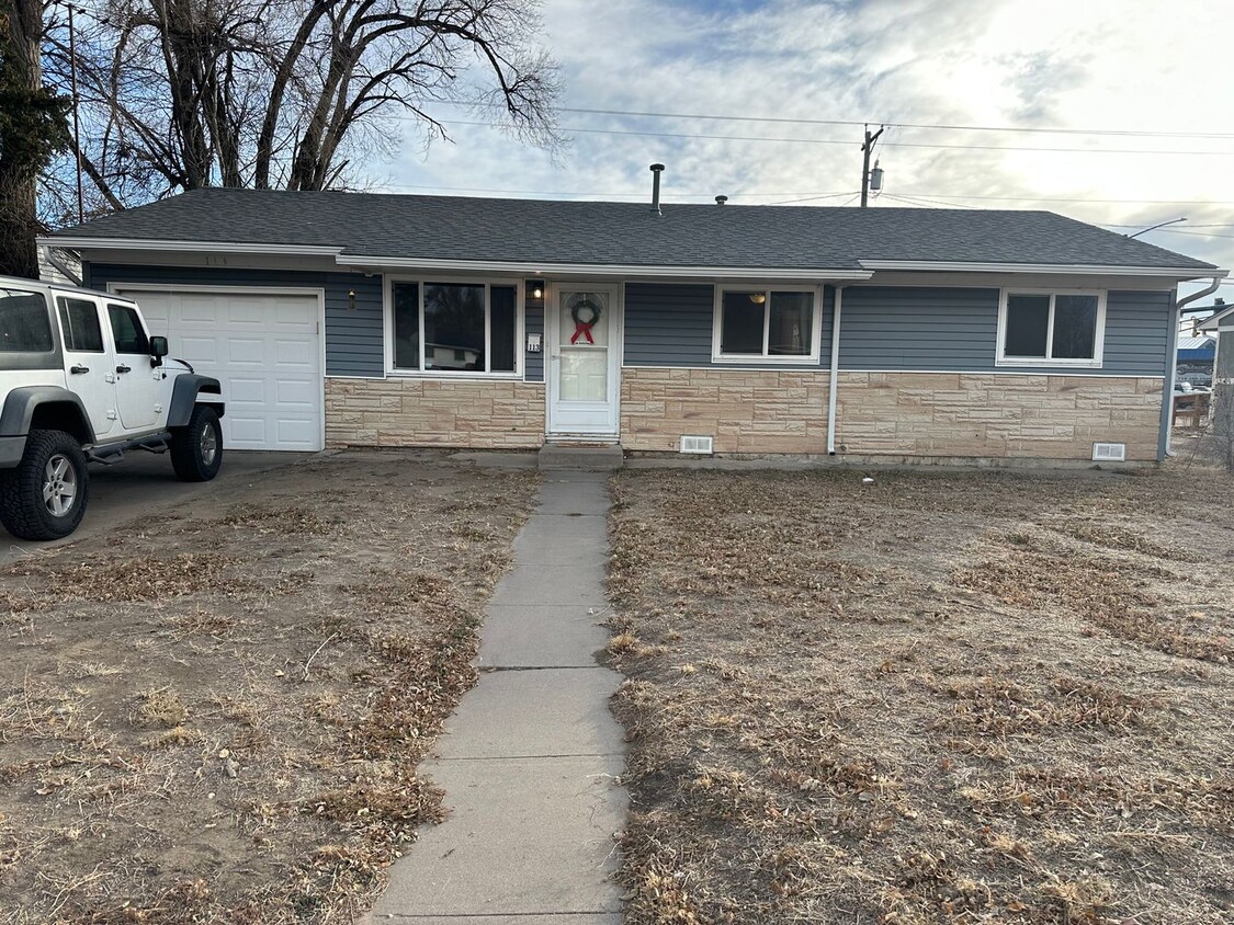 Foto principal - 3 BED, 1 BATH HOME CLOSE TO FORT CARSON, P...