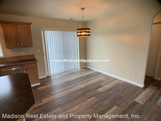 Foto del edificio - 3 br, 2 bath House - 7715 N Maple St.