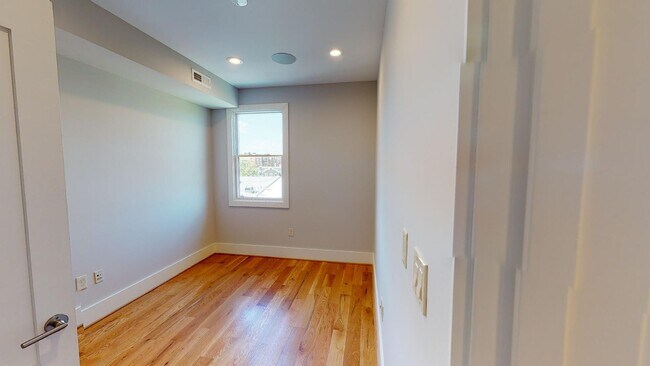 Building Photo - 733 Princeton Pl NW