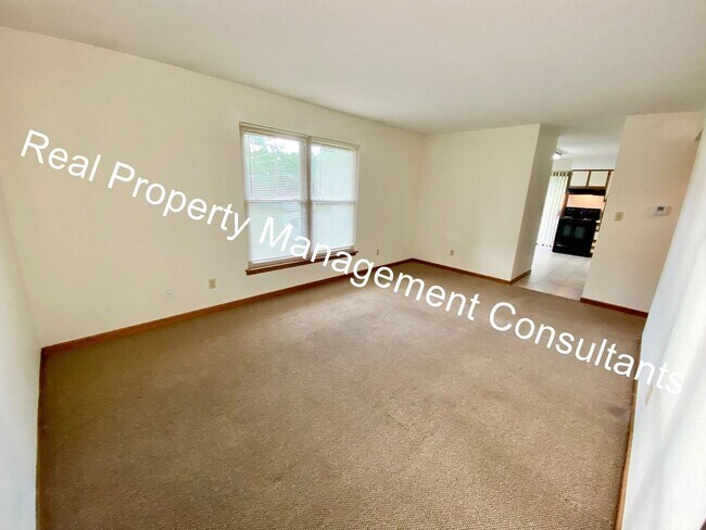 Building Photo - 2 Bedroom with Garage & Private Balcony