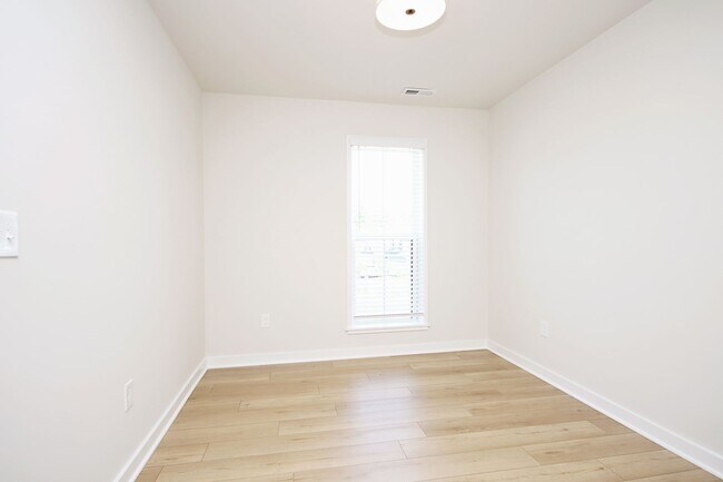 Foto del edificio - 6019 Bicknell St