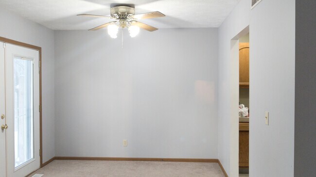 Foto del edificio - 296 Wintergreen Dr