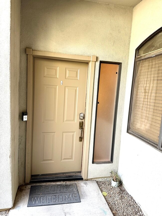 Building Photo - Gorgeous 2 bedroom / 2 bath condo in The E...