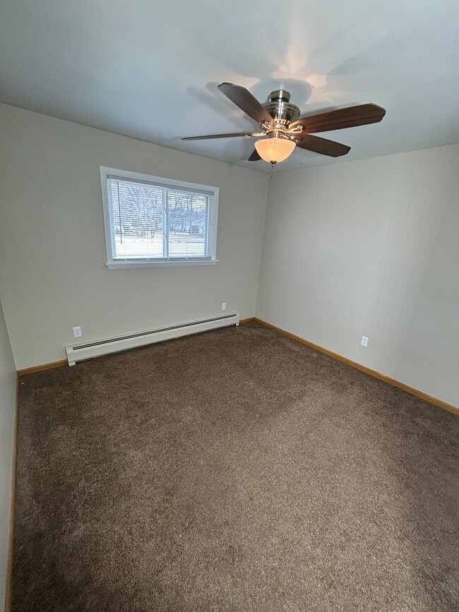 Building Photo - 400 Rainbow Dr