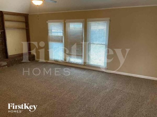 Building Photo - 935 Rutland Dr