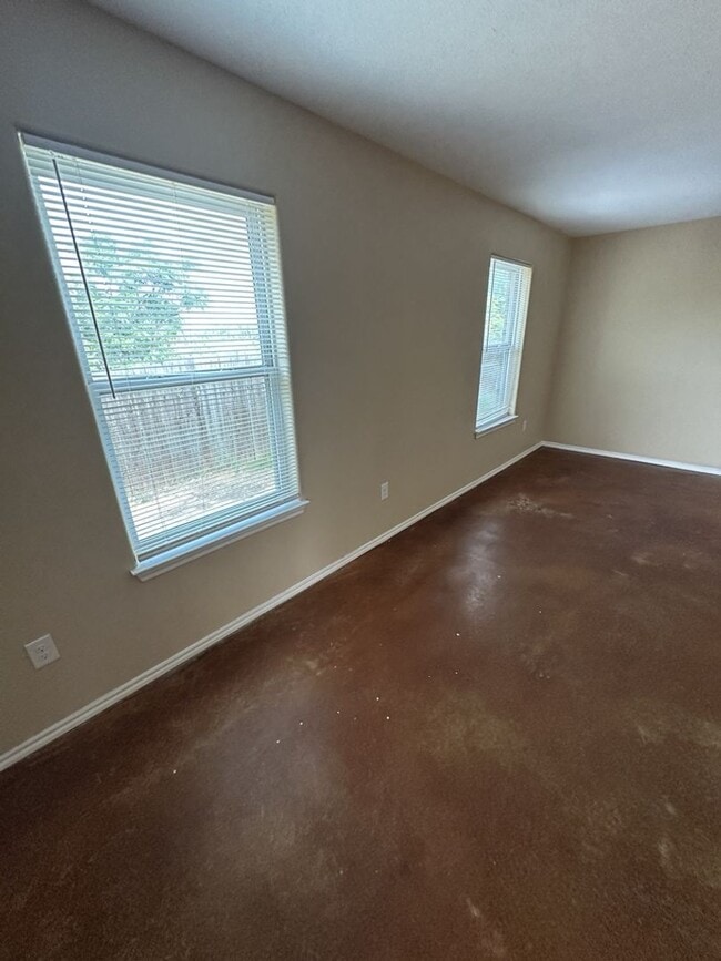 Building Photo - AVAILABLE NOW!